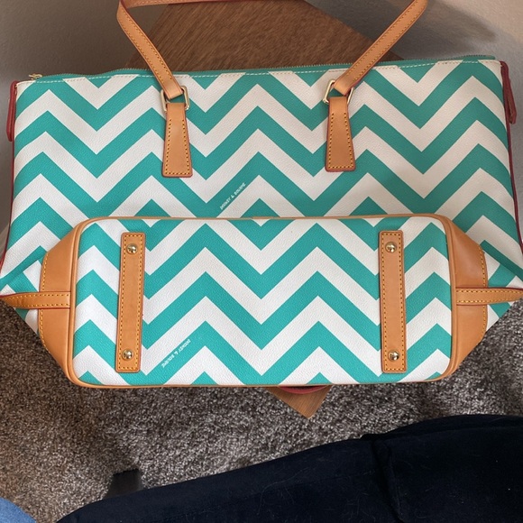 Dooney & Bourke Teal & White Chevron Large Tote, NWOT, Keychain, FC521 SE - Picture 5 of 13